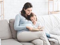 Día del libro: beneficios de compartir la lectura con tus hijos