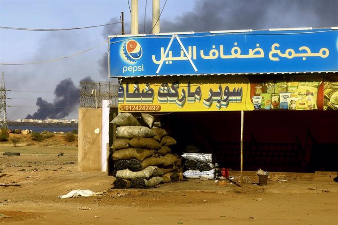 Una tienda cerrada en la capital de Sudán, Jartum, en el marco de los combates entre el Ejército y las paramilitares Fuerzas de Apoyo Rápido (RSF)