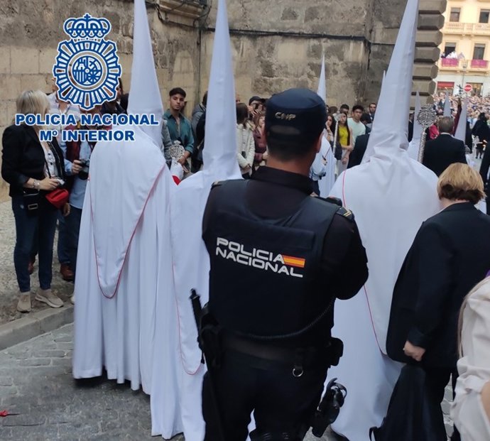 Agente de la Policía Nacional durante la Semana Santa de Granada