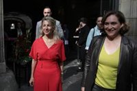 Ada Colau y Yolanda Díaz recorren las paradas de La Rambla de Barcelona