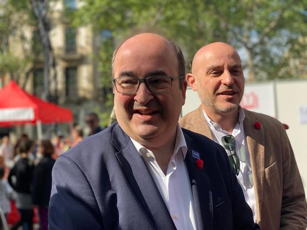 El ministro Miquel Iceta durante su visita en Barcelona por Sant Jordi