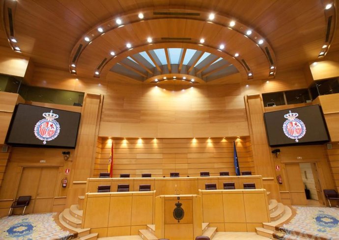 Archivo - Estrado del hemiciclo que corresponde a los miembros de la Mesa del Senado.