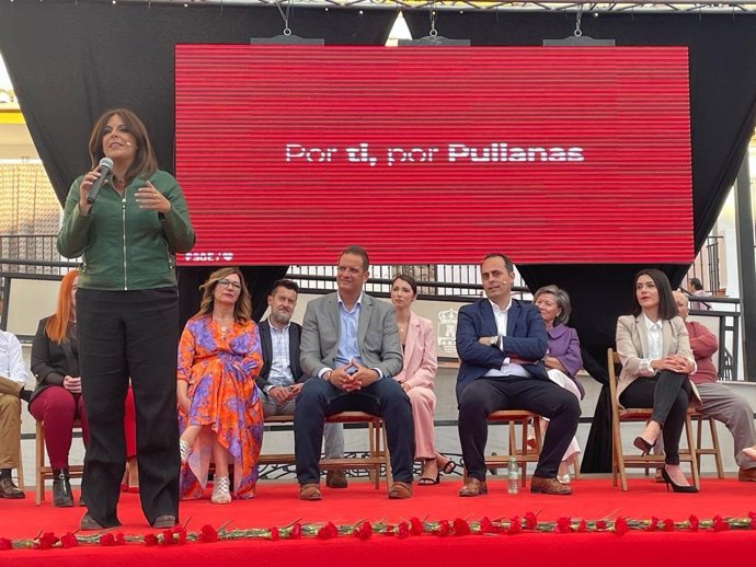 La vicesecretaria general del PSOE-A, Ángeles Férriz, en la presentación de la candidatura a la Alcaldía de Pulianas