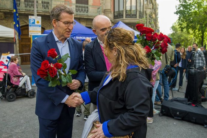 El presidente del PP, Alberto Núñez Feijóo, y el candidato del PP a la Alcaldía de Barcelona, Daniel Sirera, entregan rosas durante la Diada de Sant Jordi
