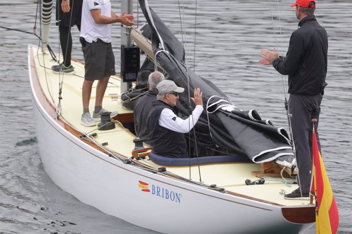 El Rey Juan Carlos embarcando en 'El Bribón' en el Real Club Náutico de Sansenxo.