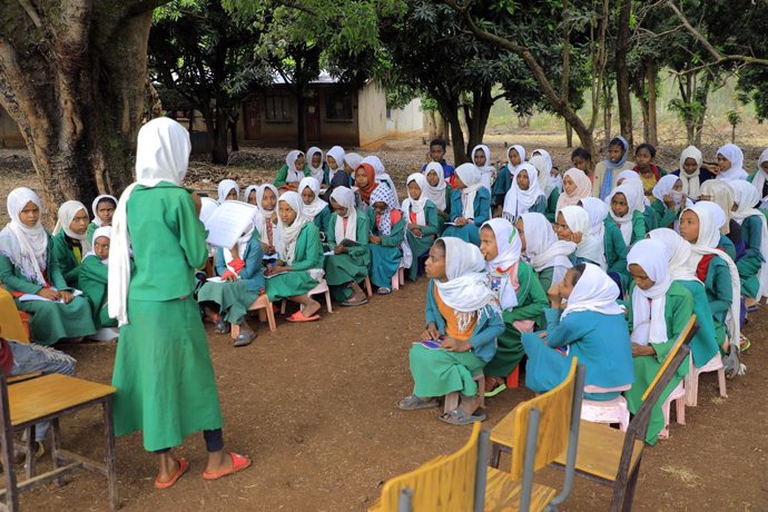 Archivo - En Etiopía, Plan Internacional trabaja con niñas en las escuelas para que ellas decidan cuando casarse.