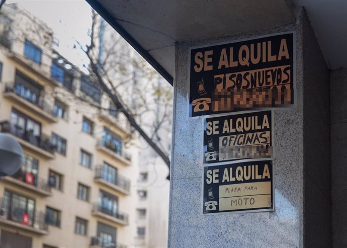Carteles de 'Se alquila' pegados en un edificio, a 28 de diciembre de 2022, en Madrid (España)
