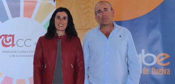 Cinta Cazador, jefa de proyectos de I+D+i de Fertiberia, y el profesor de la UHU Antonio Domínguez.