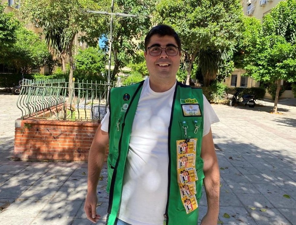El vendedor Guillermo Chamizo ha repartido un Sueldazo de 2.000 euros al mes durante diez años (premio que suma 240.000 euros) en su expositor en la entrada del Hospital de Valme.