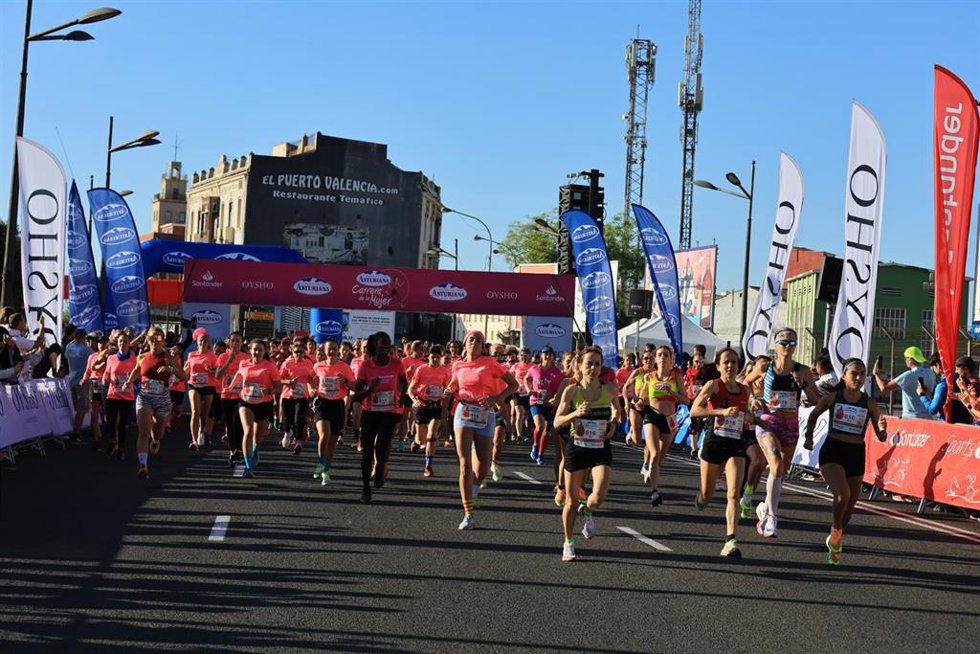 Valencia.- Más de 8.000 mujeres inundan de rosa y de solidaridad las calles de Valncia en la Carrera de la Mujer 2023