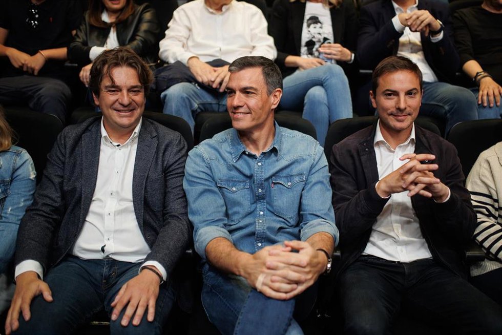 (I-D) El candidato socialista a la reelección a la Alcaldía de Fuenlabrada, Javier Ayala; el presidente del Gobierno y secretario general del PSOE, Pedro Sánchez; y  el candidato del PSOE a la Presidencia de la Comunidad de Madrid, Juan Lobato; particip