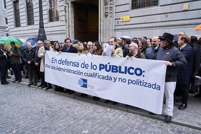 Archivo - Varios inspectores de Hacienda con una pancarta en la que se lee: 'En defensa de los público', durante una manifestación ante la puerta del Ministerio de Hacienda y Función Pública, a 14 de diciembre de 2022, en Madrid.