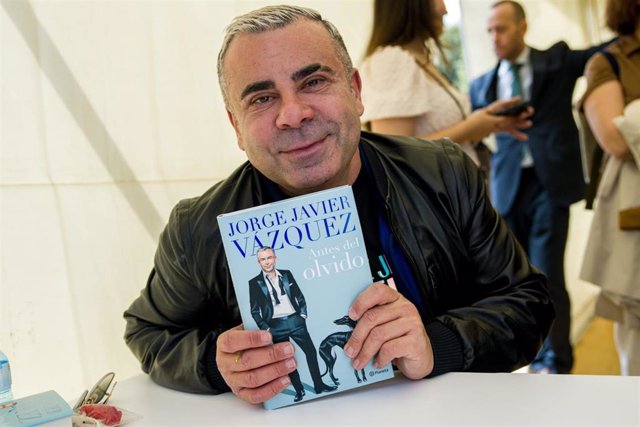 El presentador Jorge Javier Vázquez firma libros por Sant Jordi en Barcelona