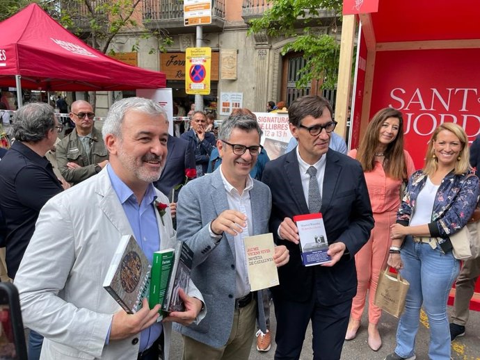 El candidat del PSC a l'Alcaldia de Barcelona, Jaume Collboni; el ministre de la Presidncia, Félix Bolaños, i el líder del PSC, Salvador Illa, en la Diada de Sant Jordi a Barcelona