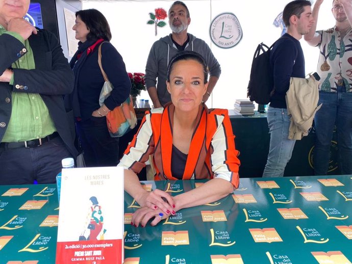 La pregonera de Sant Jordi 2023, la periodista i escriptora Gemma Ruiz durant la seva signatura de llibres per 'Les nostres mares'