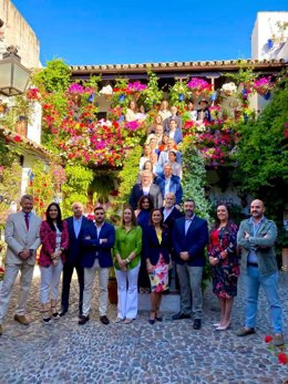 Yolanda Almagro con el resto de los miembros de la candidatura a la Alcaldía de Córdoba, que se ha presentado en la sede de la Asociación de Amigos de Los Patios.