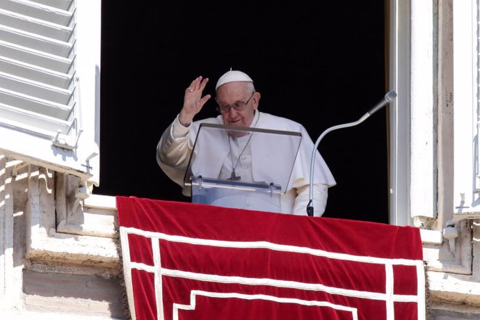 10 April 2023, Vatican, Vatican City: Pope Francis addresses the crowd from the window of the apostolic palace overlooking St Peter's Square, during his Regina Coeli prayer, on Easter Monday. Photo: Evandro Inetti/ZUMA Press Wire/dpa