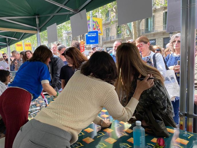 L'escriptora barcelonina i guanyadora del Premi Planeta 2022, Cristina Campos fent-se una fotografia amb una de les seves lectores