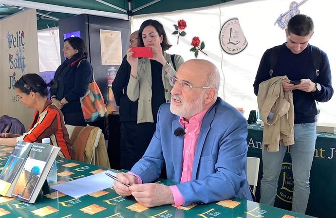 Aramburu signant llibres