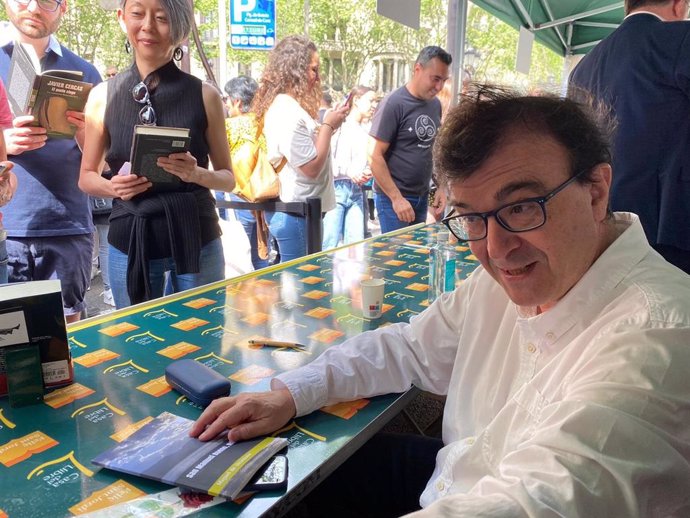 L'escriptor de Cceres, Javier Cercas, durant la seva signatura de llibres de Sant Jordi a Barcelona