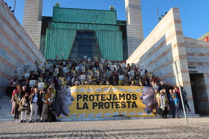 Activistas y simpatizantes de Amnistía Internacional se manifiestan en Santander por el derecho a la libertad de expresión.