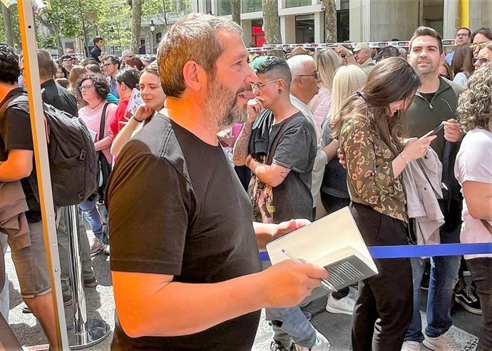 El periodista Carles Porta firmando libros