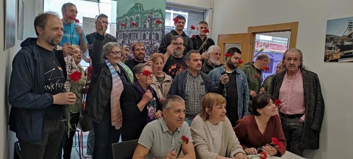 Rueda de prensa de la candidata de Podemos a la Presidencia del Principado, Covadonga Tomé, y compañeros que la respaldan en el encierro en la sede de Podemos en Gijón