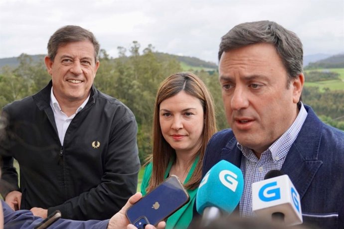 El secretario xeral del PSdeG, Valentín González Formoso, en declaraciones a los medios en Trabada (Lugo).