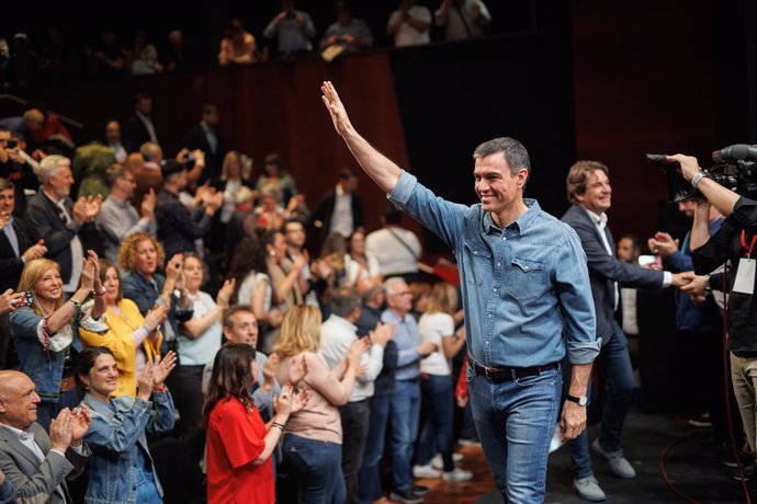 El presidente del Gobierno y secretario general del PSOE, Pedro Sánchez, saluda a su llegada un acto de precampaña socialista, en el Centro de Arte Tomás y Valiente, a 23 de abril de 2023, en Fuenlabrada, Madrid (España). El partido socialista ha celebr