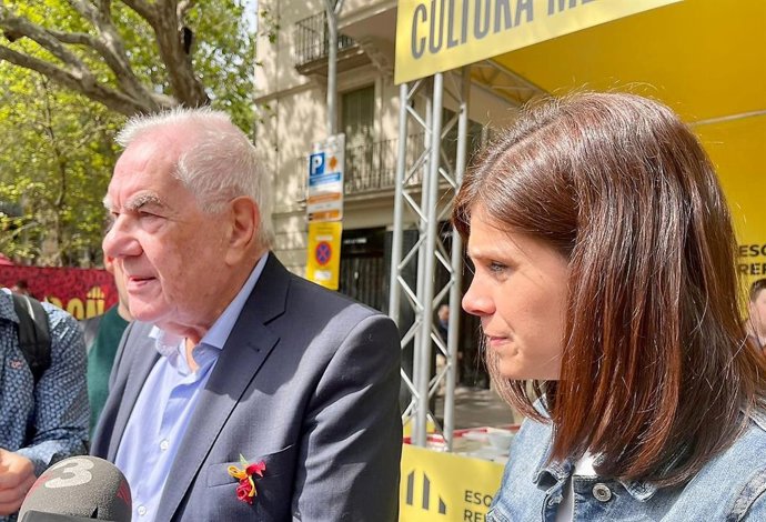 Maragall i Vilalta davant la parada de llibres d'ERC
