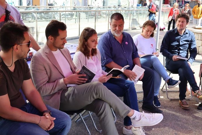 Unidas Podemos reivindica comprar en las librerías de barrio frente a las grandes superficies y plataformas