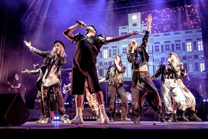 Cantantes y bailarines en la gira 'Mecanoexperience'.