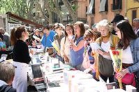 Armengol visita los puestos de libros del centro de Palma instalados con motivo de la celebración del Día del Libro
