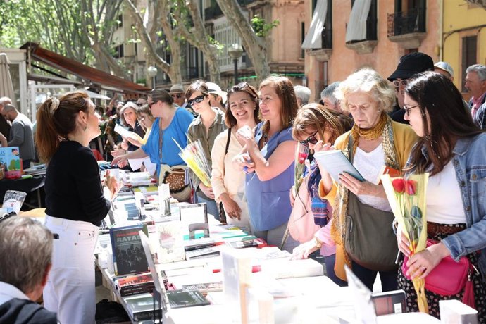Armengol visita los puestos de libros del centro de Palma instalados con motivo de la celebración del Día del Libro