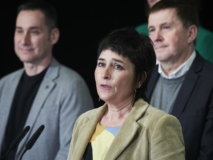 Otegi mantiene un encuentro con los candidatos de EH Bildu para las elecciones municipales y forales de Navarra y País Vasco