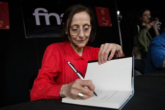 La actriz Carme Elías firma libros por Sant Jordi en Barcelona