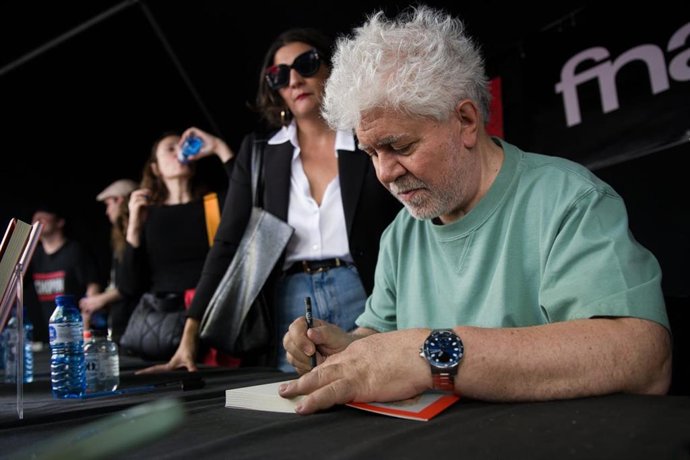 El cineasta Pedro Almodóvar firma libros en Barcelona por Sant Jordi
