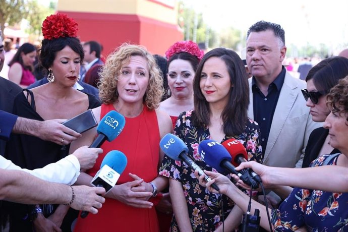 La candidata de Podemos-IU, Susana Hornillo, junto a la ministra Ione Bellarra, en la portada de la Feria de Sevilla.