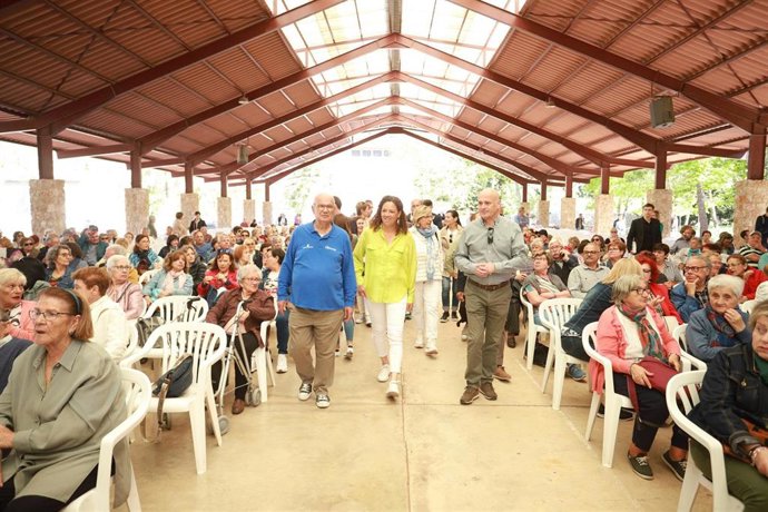 La presidenta del Consell, Catalina Cladera, asiste a la 'Trobada de Gent Gran' del Grup Güell en la acogida de Lluc