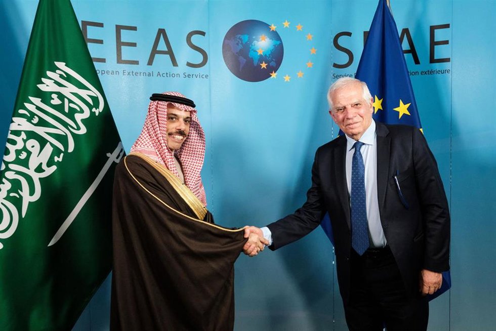 Archivo - Josep Borrell y Faisal bin Farhan