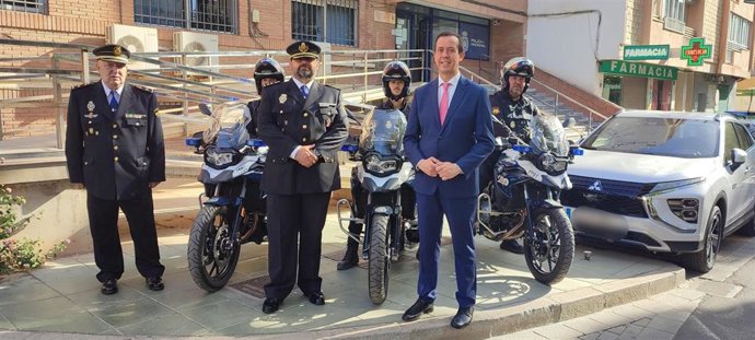 El subdelegado del Gobierno, José María Martín, primero por la derecha, en la comisaría de la Policía Nacional en El Ejido.