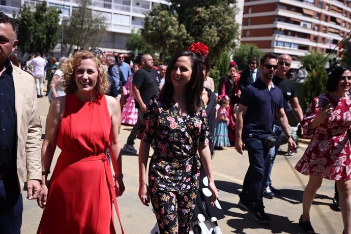 La  secretaria general de Podemos y ministra de Derechos Sociales y Agenda 2030, Ione Belarra, junto a la candidata de Podemos-IU a la Alcaldía de Sevilla, Susana Hornillo, en la Feria de Abril