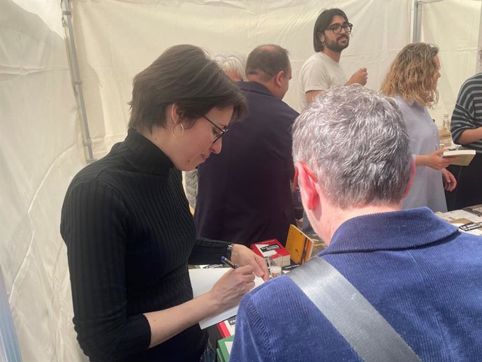 L'escriptora Eva Baltasar signa en el dia de Sant Jordi a Barcelona