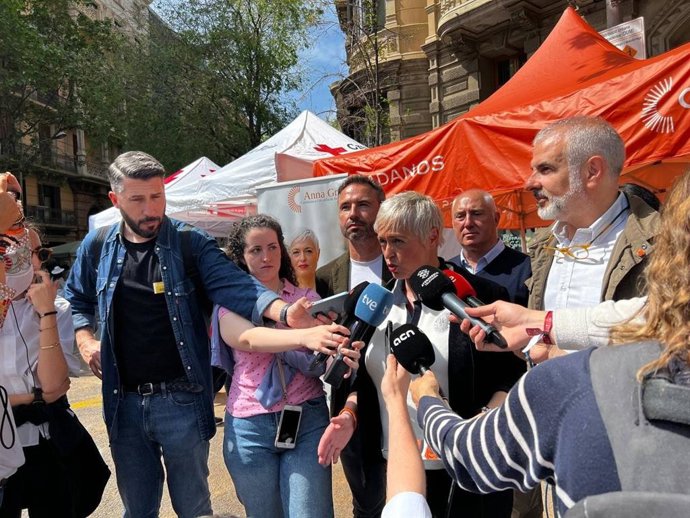 La alcaldable de Cs Anna Grau, en una atención a los medios en Sant Jordi
