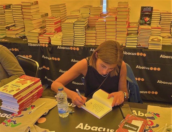 Eva Piquer signant llibres