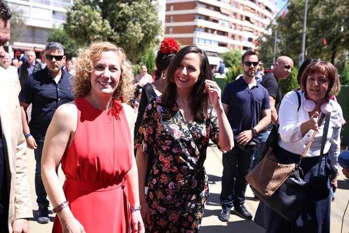 La secretaria general de Podemos y ministra de Derechos Sociales y Agenda 2030, Ione Belarra, junto a la candidata de Podemos-IU a la Alcaldía de Sevilla, Susana Hornillo, en la Feria de Abril