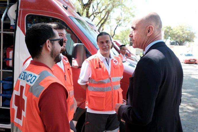 El alcalde de Sevilla, Antonio Muñoz, con uno de los equipos sanitarios de la Feria de Abril.