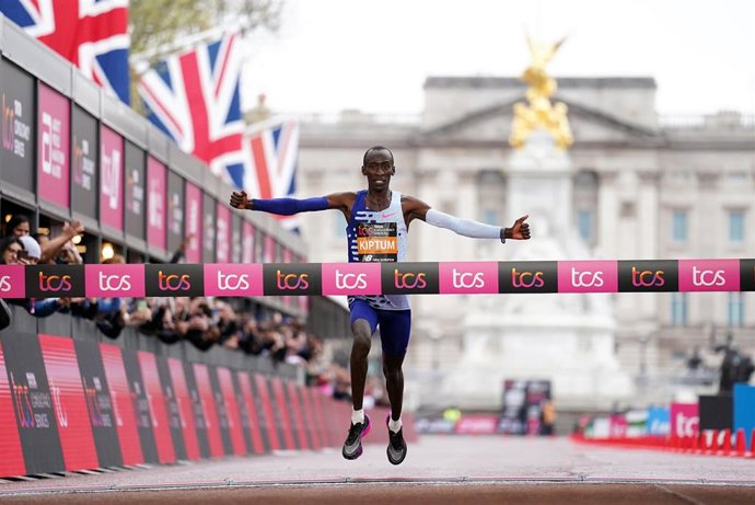Kelvin Kiptum gana el Maratón de Londres