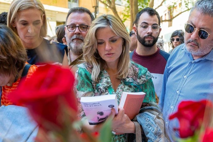 La portavoz nacional de Ciudadanos (CS) y candidata al Govern balear, Patricia Guasp, recorre los puestos de libreros en Palma en el Día del Libro