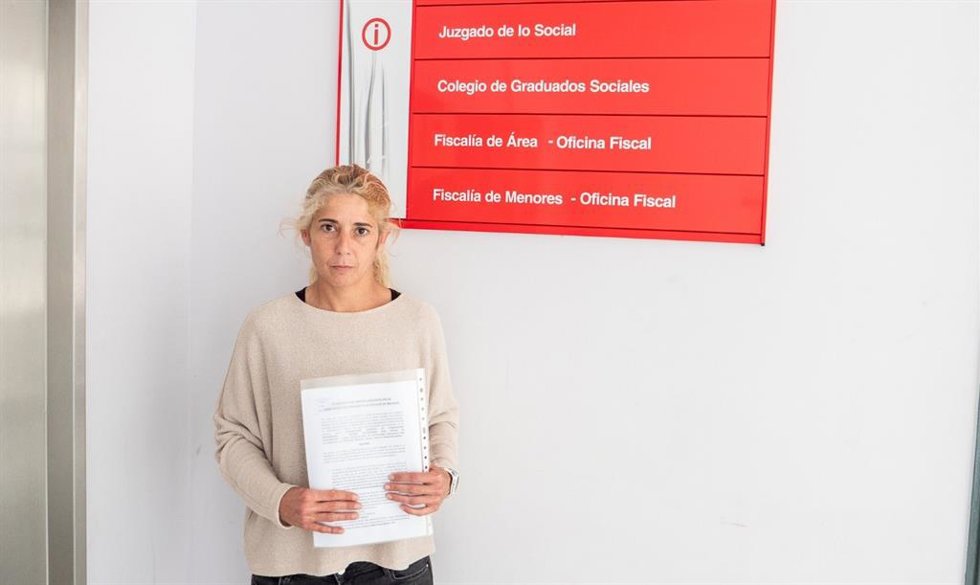La secretaria general de Podemos Melilla en el momento de registrar su denuncia ante la Fiscalía